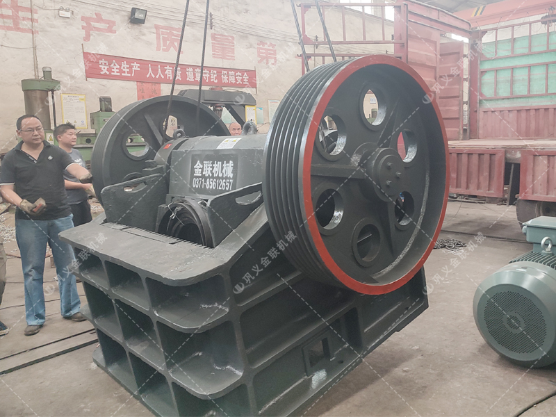 小型對輥機和顎破機發(fā)貨圖片_發(fā)往山東招遠(yuǎn)_破碎青石 小型對輥機和顎破機發(fā)貨圖片_發(fā)往山東招遠(yuǎn)_破碎青石